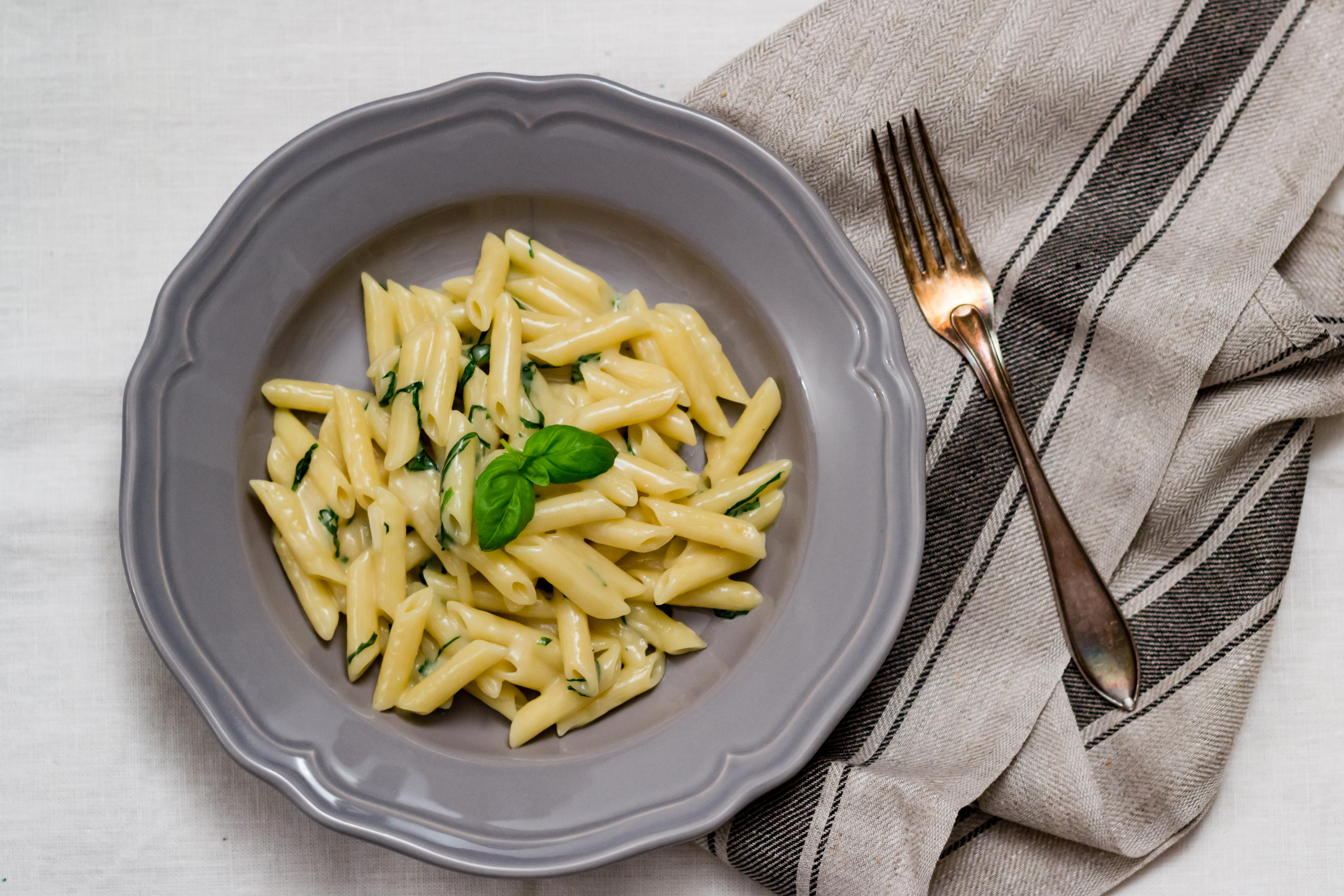 Lättlagat: Pasta med vitlök och basilika – Äta bör man